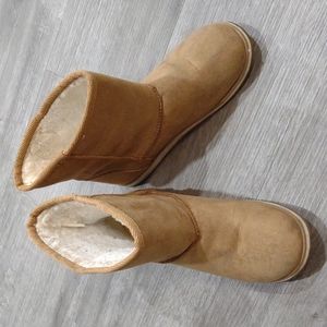 Tan fur boots size 4 kids